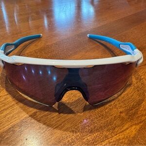 Men’s Oakley sunglasses
Blue & white Prizm
